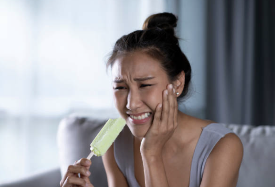 Apabila anda mempunyai gigi sensitif, aktiviti tertentu, seperti memberus gigi, makan dan minum, boleh menyebabkan kesakitan yang bersifat tajam dan seketika pada gigi anda.